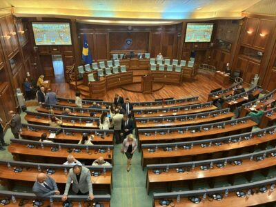 Seanca e natës, deputetët e Vetëvendosjes s’shihen kërkund në sallë