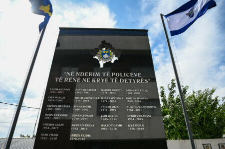 Osmani nderon 24 policët e rënë në detyrë: Policia jonë është fortifikata e sigurisë