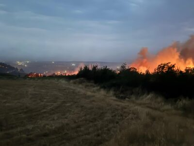 Komuna e Prishtinës njofton për “situatë alarmante” nga zjarret dhe erërat e forta