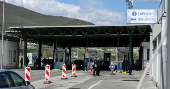 Ndalet qarkullimi në pikën kufitare në Han të Elezit, shkak zjarret në Maqedoninë e Veriut