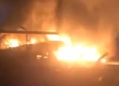 Digjen pjesë të veturave në Pejë, dëmi rreth 50 mijë euro