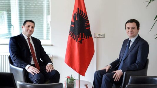 Analisti që çdo mbrëmje e mbron Kurtin sot e zyrtarizoi koalicionin me VV-në