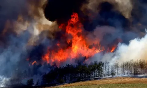 Zjarrfikësit të mbingarkuar: në Ballkan shpërthejnë zjarre