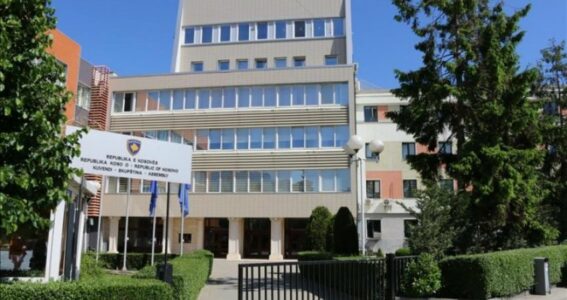 Kuvendi s’i lë mediat te hyrja, shkak temperaturat e larta