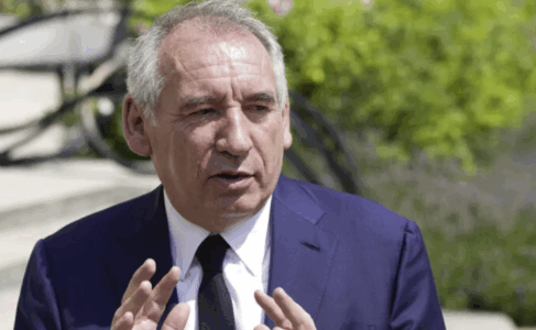 Kryeministri në Francë kërkon heqjen e ditëve pushim