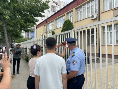 “Pa drejtësi, s’ka qetësi”, “Komandën e fundit e dha fryma” – Aksion simbolik te Gjykata në Lipjan