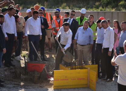 Tenderi i urave në Mitrovicë: Të gjitha kompanitë u eliminuan me arsyetime gati të njëjta, kontrata përfundon te kompania e lidhur me rrethin e zëvendësministrit