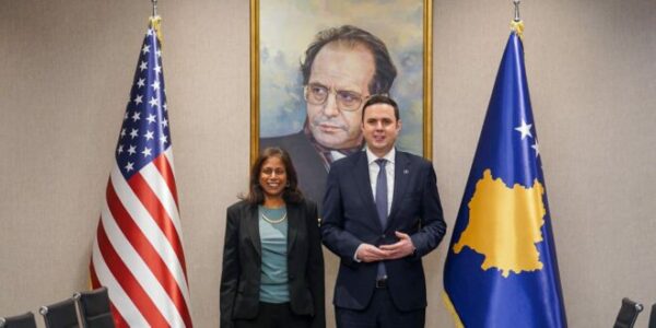 Pas dështimit të 47 të seancës, zyrtarja amerikane larg syrit të mediave takohet me Abdixhikun