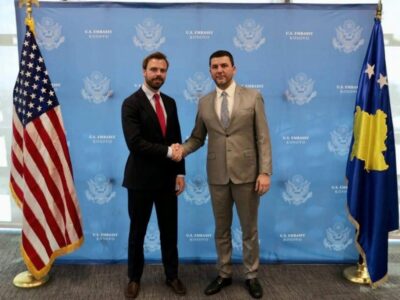 Krasniqi me zyrtarin e lartë të DASh-it: Biseduam për domosdoshmërinë e një marrëveshjeje përfundimtare mes Kosovës dhe Serbisë