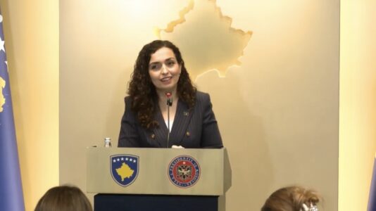 Aktgjykimi i Supremes: Osmani me qeshje u jep sugjerime deputetëve që po mbajnë karrigen e kryeministrit dhe ministrave