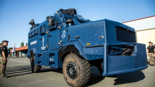 Xhandarmëria franceze, një autoblinde të fuqishme ia vë emrin “Kosovë”