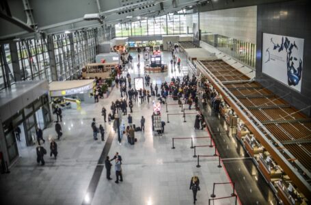 Parandalohet kontrabanda në aeroport, udhëtari nga Gjermania kapet me ora mbi 12 mijë euro