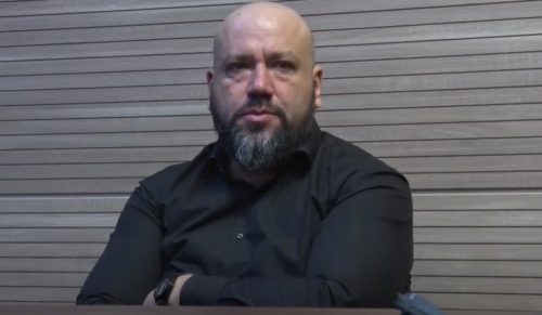 Avokati i familjes: Video do përdoret si provë materiale – 5 persona i hipin mbi shpinë një personi që ka nevojë për ndihmë