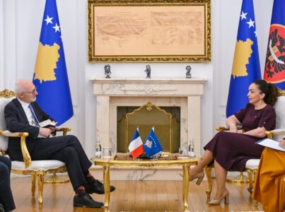 Osmani takohet me ambasadorin francez Guerot, diskutojnë për zhvillimet politike në vend