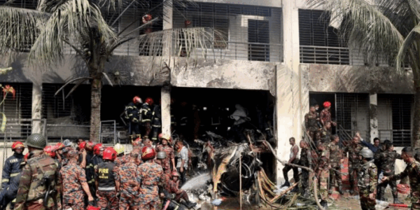 Rrëzohet avioni ajror mbi një shkollë në Bangladesh, 19 të vdekur