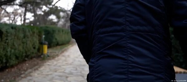 Rrëfimi i të mbijetuarit të dhunës seksuale gjatë luftës në Kosovë: Më ka ra të fikt, kur më ka dal çpia më urinonte një polic, krejt gjak isha kanë