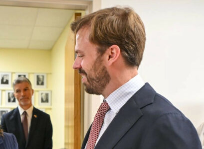 Kriza në Kuvend dhe të drejtat e serbëve, temat e diskutimit mes zyrtarit të lartë të DASH dhe politikanëve