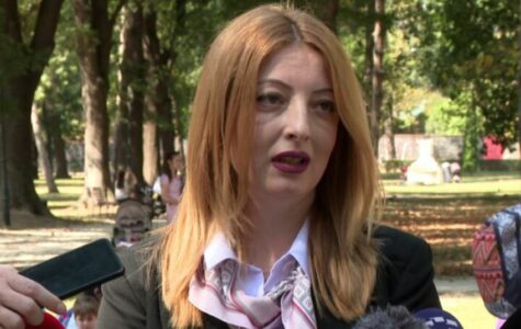 Sulmohet fizikisht kryetarja e Qytetit të Shkupit, përfundon në spital