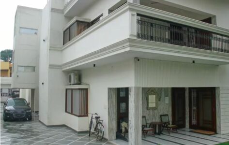 Arrestohet në Indi burri që drejtonte një ambasadë të rreme, kishte edhe makina me targa diplomatike të falsifikuara