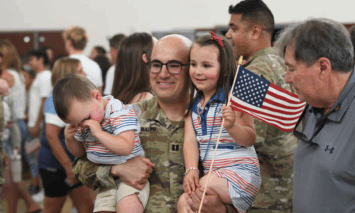 Ushtarët e Gardës së Oregonit kthehen në shtëpi, koloneli: Iu përgjigjën me sukses njërit prej sulmeve më të mëdha terroriste në Kosovë