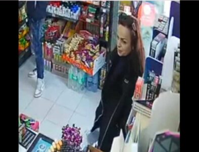 Gruaja në fotografi po kërkohet nga policia për vjedhje