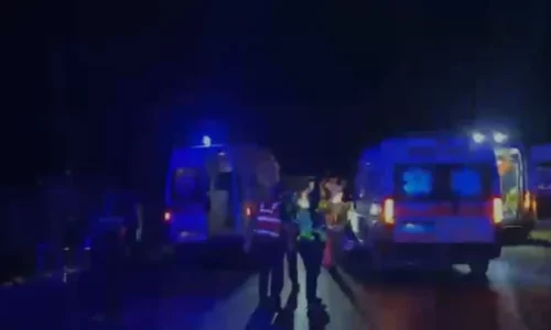 Aksident në rrugën Lezhë-Shkodër: Një i vdekur dhe katër të plagosur, vetura u përplas me një kamion me targa serbe