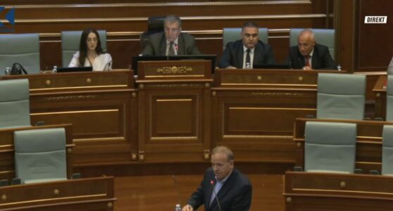 “Lëshoje foltoren”, “Po më dhimbsesh” – ‘Përplasen’ Dehari dhe Reçica