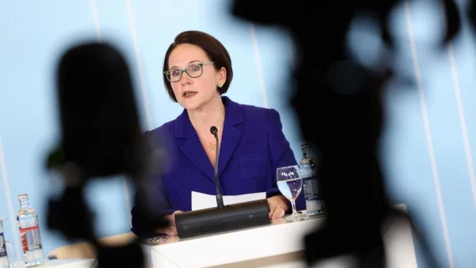 Ministrja e Mbrojtjes së Luksemburgut vizitë në Kosovë, takim me presidenten Osmani