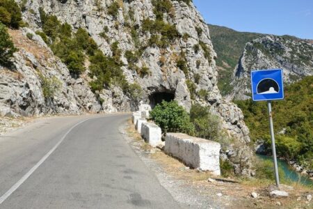 “Shenja mavijosje në qafë, e kishin mbytur me litar” – detaje të reja nga vrasja e të riut në Shqipëri