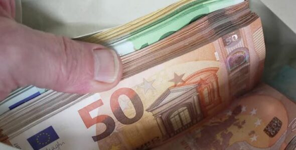 I ktheu borxhin me para false, aktakuzë ndaj një personi në Pejë