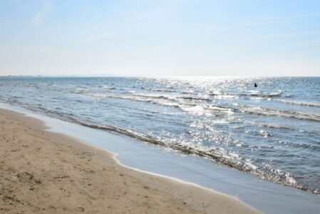 Vdes një 59-vjeçar në plazhin e Qerretit, pësoi arrest kardiak sapo hyri në det