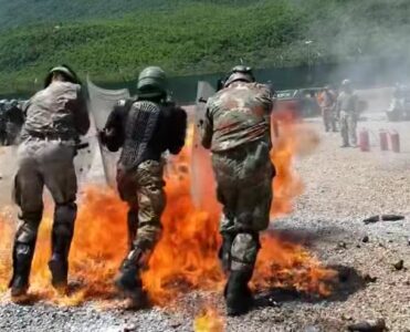 Ushtarët e KFOR-it nga Shqipëria dhe Maqedonia e Veriut trajnohen kundër frikës ndaj zjarrit