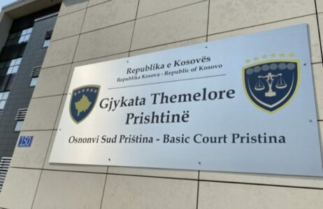 Një muaj paraburgim për katër serbët e arrestuar në Skenderaj për krime lufte, lirohet njëri prej tyre