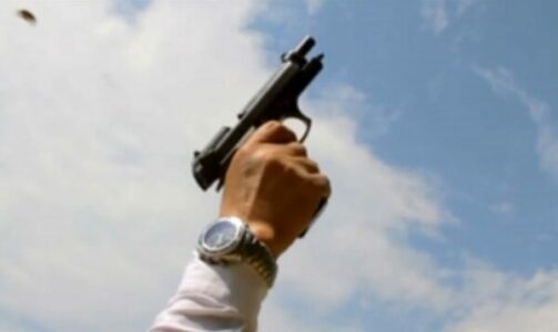 Gjuajti me armë gjatë një ahengu familjar, të dyshuarit i konfiskohet arma