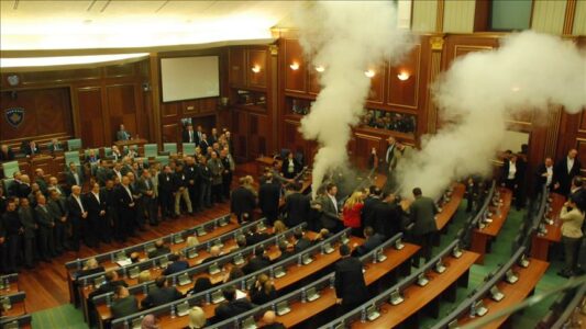 Ndodh edhe kjo: Mungon prokurori, dështon seanca ndaj Sveçlës & Co për gazin lotsjellës në Kuvend