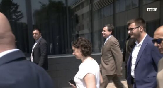 Kurti s’flet për “evakuimin” e deputetëve nga Kuvendi