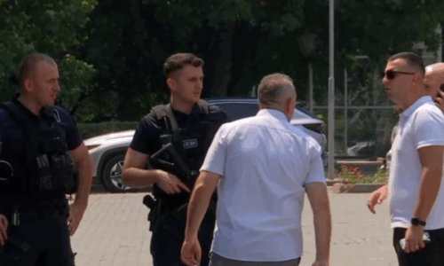 “Thirrje telefonike apo mesazh”, si e evakuoi parlamentin alarmi i rremë për bombë?