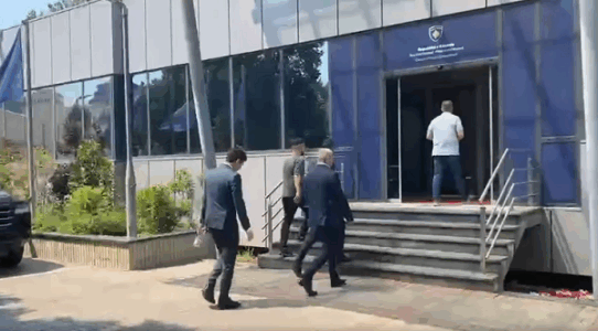 Deputetët e VV’së shihen duke hyrë në ndërtesën e qeverisë