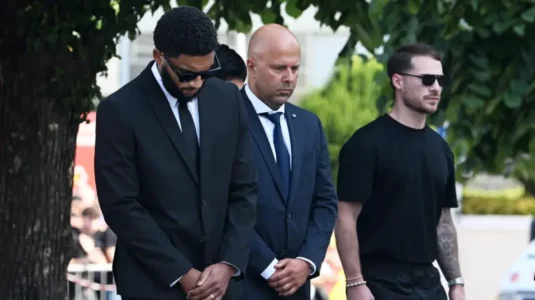 Shokët e Jota-s nga Liverpooli marrin pjesë në funeralin e tij dhe të vëllait