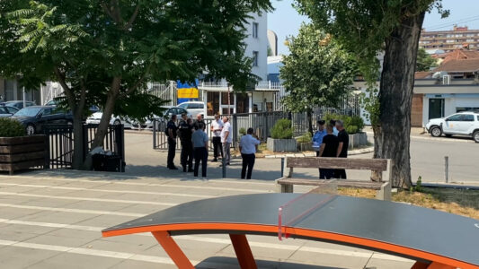 Versione të ndryshme për alarmin e sotëm në Kuvend: Policia tha “sms”, Konjufca e Sekretari i Kuvendit “telefonatë”