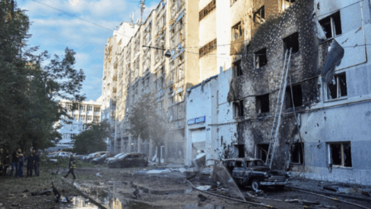 Rusia sulmon me 26 raketa dhe 597 dronë vetëvrasës Ukrainën, të paktën dy civilë të vrarë