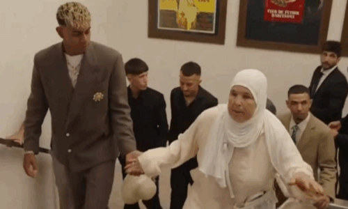 Dorë për dore me gjyshen e tij, Yamal arrin për rinovimin e kontratës me Barcelonën