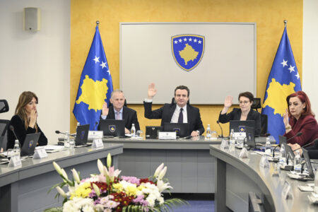 Dhjetë mbledhje, mbi 60 vendime të paligjshme – Si e shkelën Kushtetutë Kurti dhe ministrat