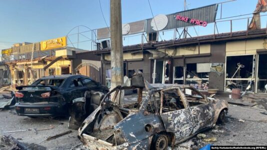 Sulmi rus vret dy persona dhe plagos 27 të tjerë në lindje të Ukrainës