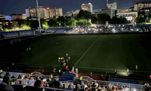 Ndalet rryma në “Fadil Vokrri”, pak sekonda para se të mbyllet pjesa e parë