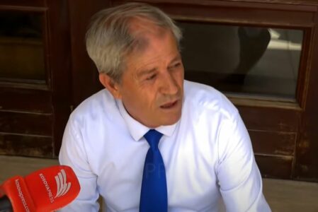 “Të gjithë janë hajna por Fitore Pacolli është me dokumente” – Qytetari proteston para Kuvendit