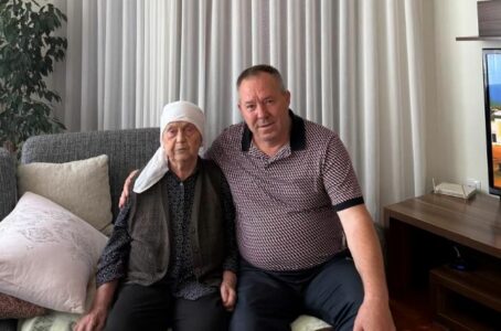 Gucati viziton nënën e Thaçit në Burojë: Ndihet krenare për djalin e saj