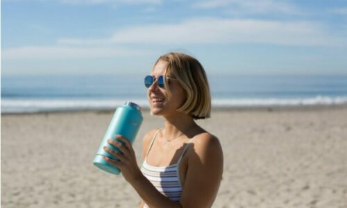 Uji, aleati i verës: Sa gota duhet të konsumoni çdo ditë, sipas ekspertëve