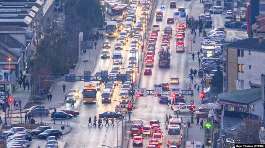 Qytetarët ankohen për kolona të gjata në Prishtinë, Komuna flet për përmirësim