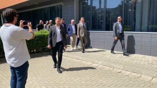 Kë doni me propozu të dielën? Përgjigja e Kurtit duke qeshur: E merrni vesh të dielën